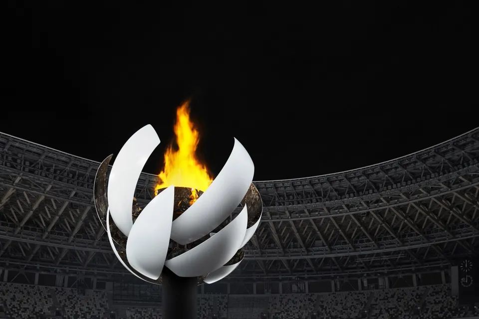 黑夜中的聖火台宛如一朵綻放的火焰之花©Ikki Yamaguchi 2020東京奧運會聖火台Tokyo 2020 Olympic Cauldron／nendo