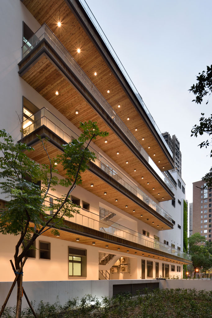 鄰房側以大面木質陽台友善呼應,三峽北大特區全齡生活館/盧俊廷建築師事務所+陳以凡建築師事務所