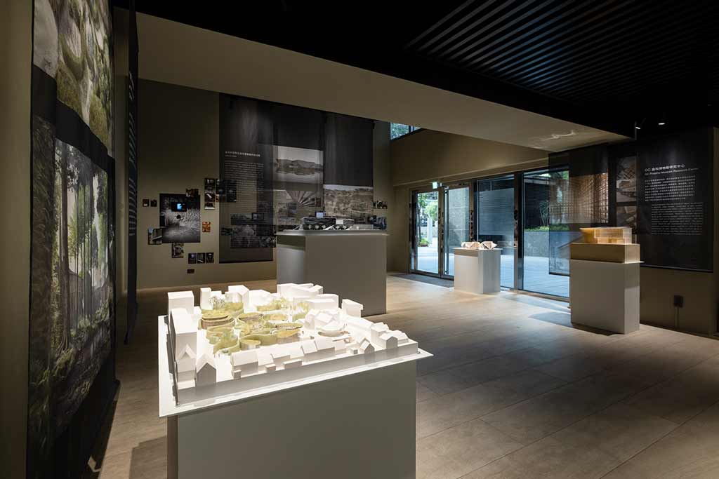 《場域・啟發—隈研吾展》展出六件文化機構建築作品，與十一件充滿實驗性的裝置模型、書籍 ©忠泰美術館