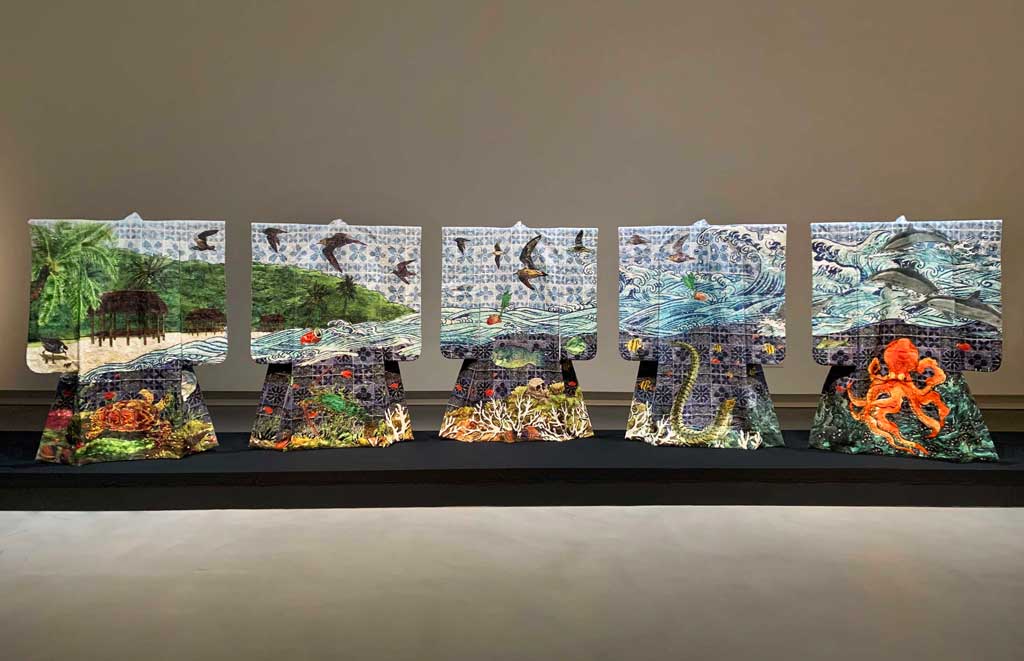 《泛.南.島藝術祭》展覽現場,圖為紐西蘭藝術家Yuki Kihara作品〈薩摩亞之歌〉。(圖片提供/高雄市立美術館)