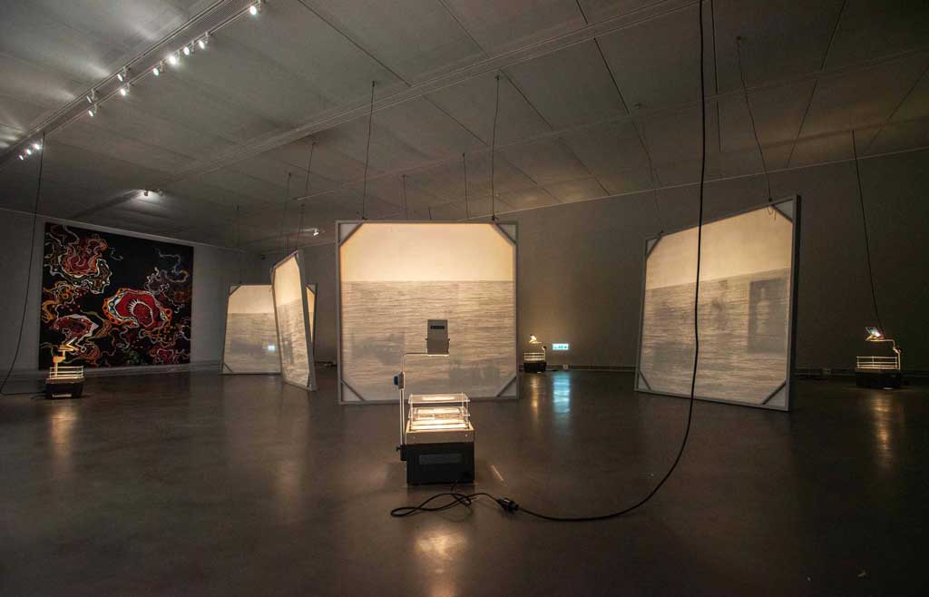 《泛.南.島藝術祭》展覽現場,圖為張致中作品〈海不平面〉(中)與雷恩作品〈Emadi-4〉(左)。(圖片提供/高雄市立美術館)