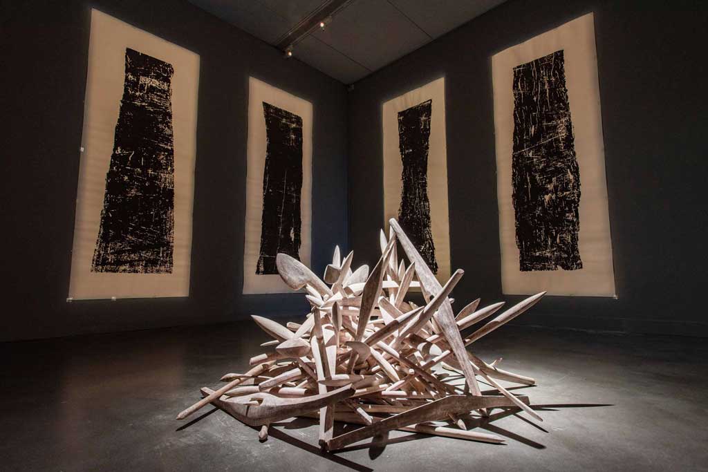 《泛.南.島藝術祭》展覽現場,圖為澳洲藝術家強納森.瓊斯(Jonathan Jones)作品〈無題(達拉馬林)〉。(圖片提供/高雄市立美術館)