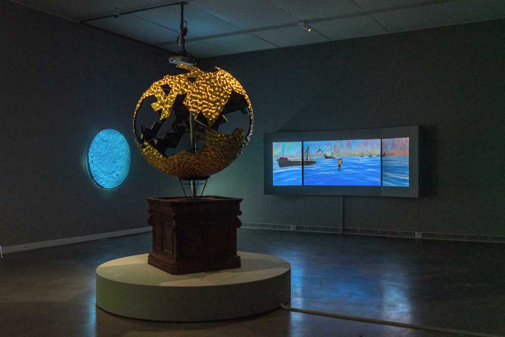 《泛.南.島藝術祭》展覽現場,圖為藝術家組合邱杰森&莫珊嵐作品〈雅加達事件簿〉。(圖片提供/高雄市立美術館)