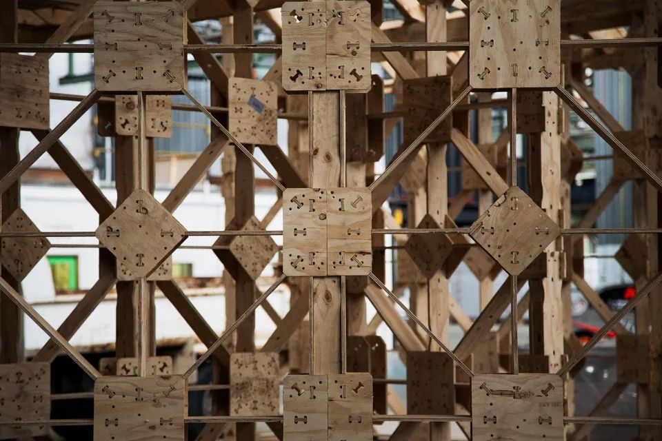 智能的「平面插件」系統，讓人們可以在現場輕鬆組裝 模組化的永續木構造建築，澳洲組合式木屋Assembly Three／Studio Nine Architects