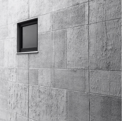 建築外殼的塗料幫助減少熱能的吸收，而一衡一豎的抹塗工法格外有層次感（圖：舊振南提供）