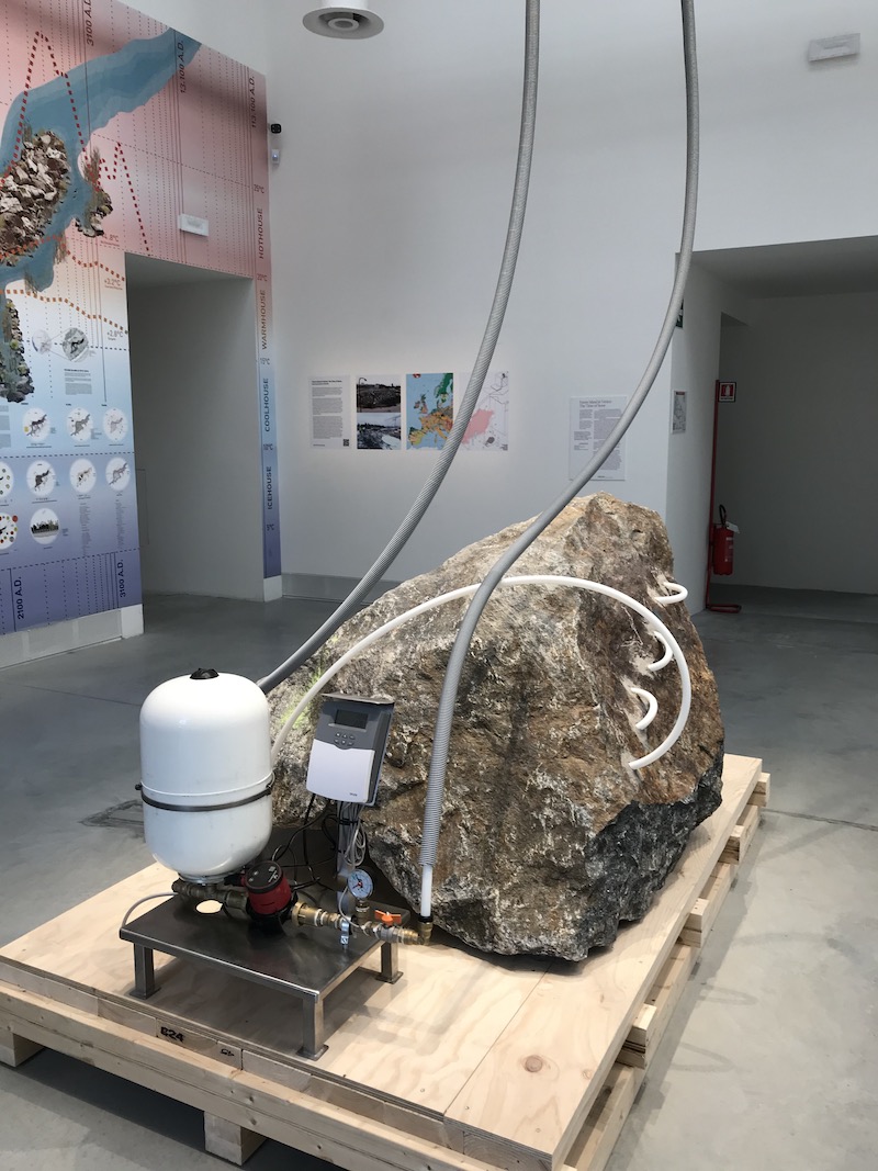  〈Future Island〉OOZE and Marjetica Potrč (Rotterdam, The Netherlands; Ljubljana, Slovenia) Eva Pfannes; Sylvain Hartenberg; Marjetica Potrču. 瑞典OOZE團隊自2017年開始，依據地球氣候變異數據作為未來島生長的模擬環境狀態，展覽期間移置綠園主展場，以連接至天花板的太陽能板提供石頭熱能，預測經由各種微生物及環境條件可於100年後生成的新島嶼，在面臨全球海平面上升威脅的威尼斯島展出，更顯警世。（趙欣怡 攝影）