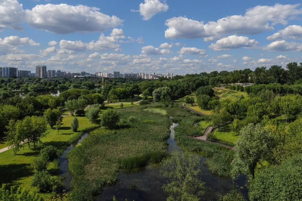 Bereg Reki Moskvy V Kapotne不像一般位於城市中心的公園，機能沿整條邊界蔓延，其中一部分自然地流入了另一部分之中。