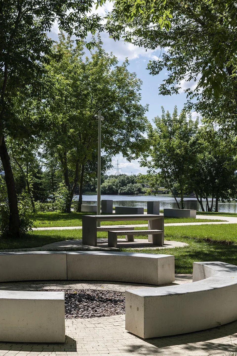 人們可以在設有舒適座椅的觀景台上休憩 莫斯科河濱公園景觀設計 Moscow Moskva River landscape design/WOWHAUS