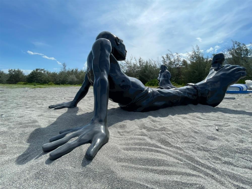 《行走的意識》／Idan Zareski（以色列）作品位置：千禧曙光紀念園區沙灘 2021台東南迴藝術季《Sicevudan從這出發》