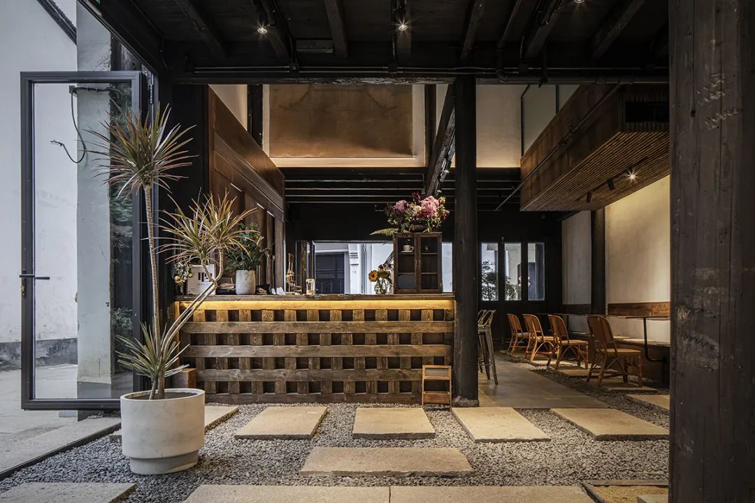 入口汀步和吧檯© UK Studio Metal Hands鐵手咖啡製造總局杭州店