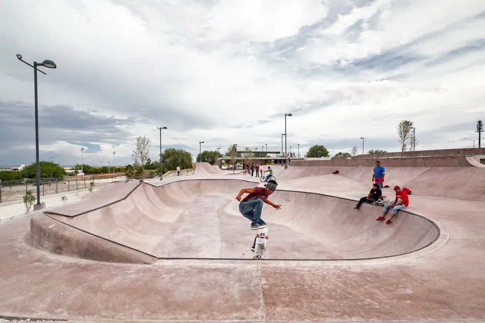 粉色混凝土地面 墨西哥 Mexico La Duna滑板公園／Elias Group