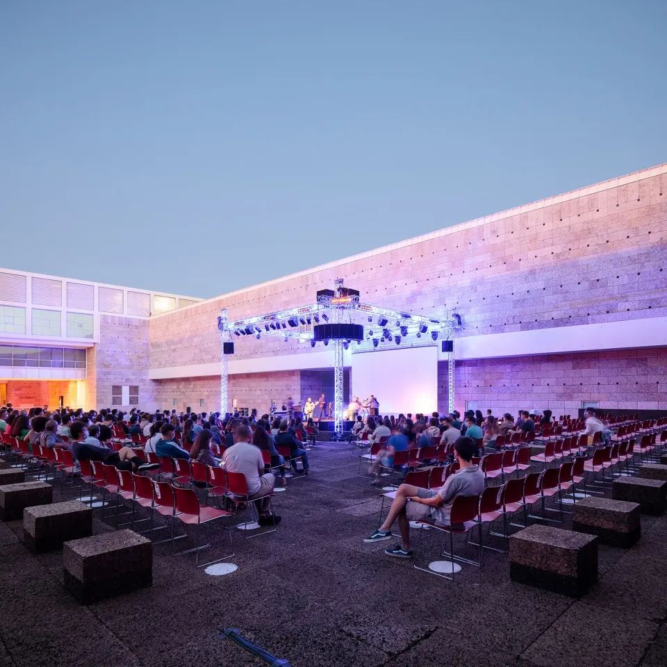 夏天舉辦活動時 里斯本貝倫文化中心夏季露天劇場 Centro Cultural de Belém Lisbon/Bak Gordon