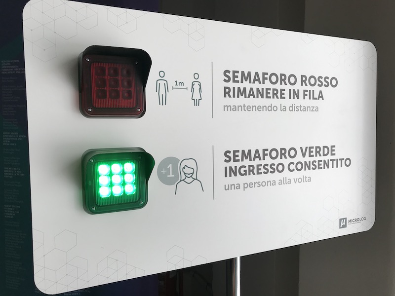 第17屆威尼斯建築雙年展主展場入口處設有容留人數感測裝置，以紅綠燈顯示容留人數限制，並提醒要保持社交距離。（趙欣怡 攝影）