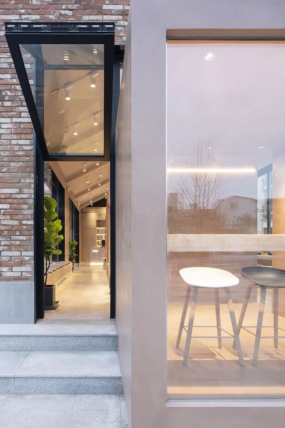 面向廣場一側的電動折疊門 阿那亞1402咖啡店室內設計 Cafe Coffe Shop interior design╱青山周平、藤井洋子、李嘉習 / B.L.U.E.建築設計事務所