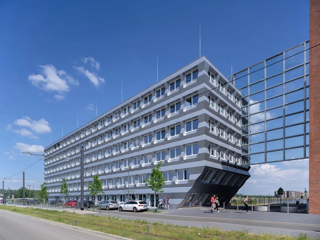 建築與相鄰街區間設置玻璃隔音牆©Ossip 德國ZigZag辦公大樓／MVRDV+morePlatz