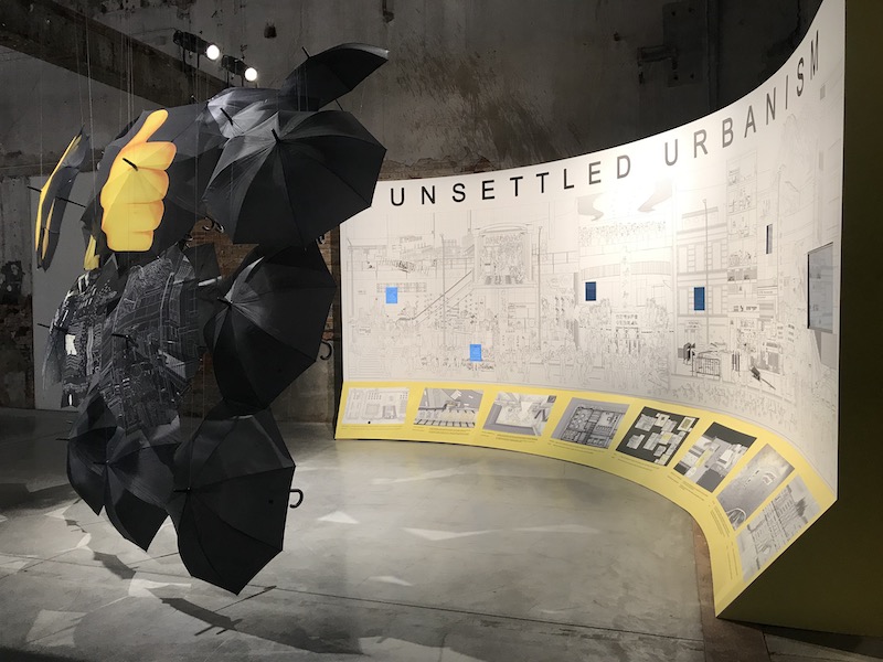 〈Unsettled Urbanism〉[註3], Merve Bedir & Sampson Wong. 作品以大型插畫牆和雨傘裝置再現香港反送中242日抗爭期間的城市空間，作為資源運用。（趙欣怡 攝影）