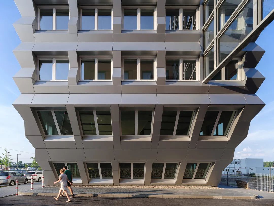 內折的地面層形成室外公共空間©Ossip 德國ZigZag辦公大樓／MVRDV+morePlatz