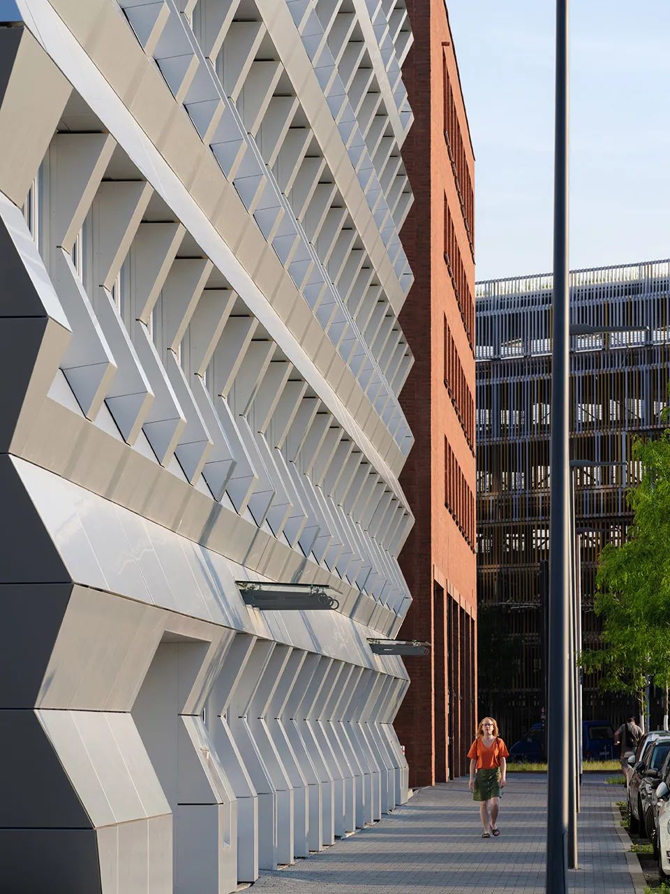 沿街立面，折疊的表皮©Ossip 德國ZigZag辦公大樓／MVRDV+morePlatz