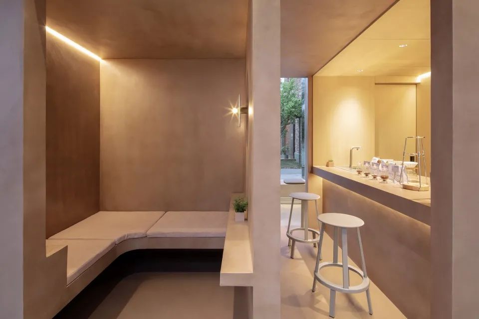 手沖吧檯位於茶色水泥「盒子」的中心 阿那亞1402咖啡店室內設計 Cafe Coffe Shop interior design╱青山周平、藤井洋子、李嘉習 / B.L.U.E.建築設計事務所