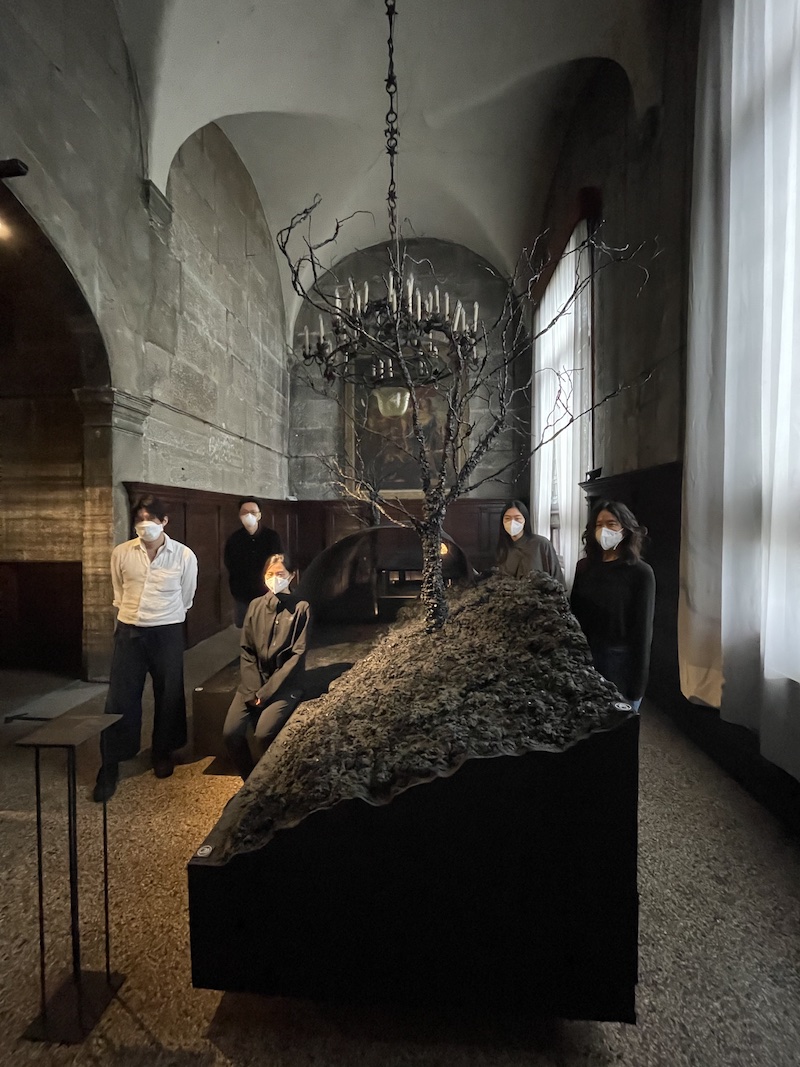 臺灣館《台灣郊遊》普里奇歐尼宮展場，自然洋行建築團隊之策展人曾志偉、黃偉倫及本次出國人員合影，圖中為《少少感覺實驗室》作品。（國立臺灣美術館 提供/授權）