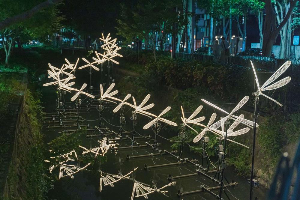 2021新竹光臨藝術節的隆恩圳燈區 日本藝術家島田正道作品「You Can't Catch Me」