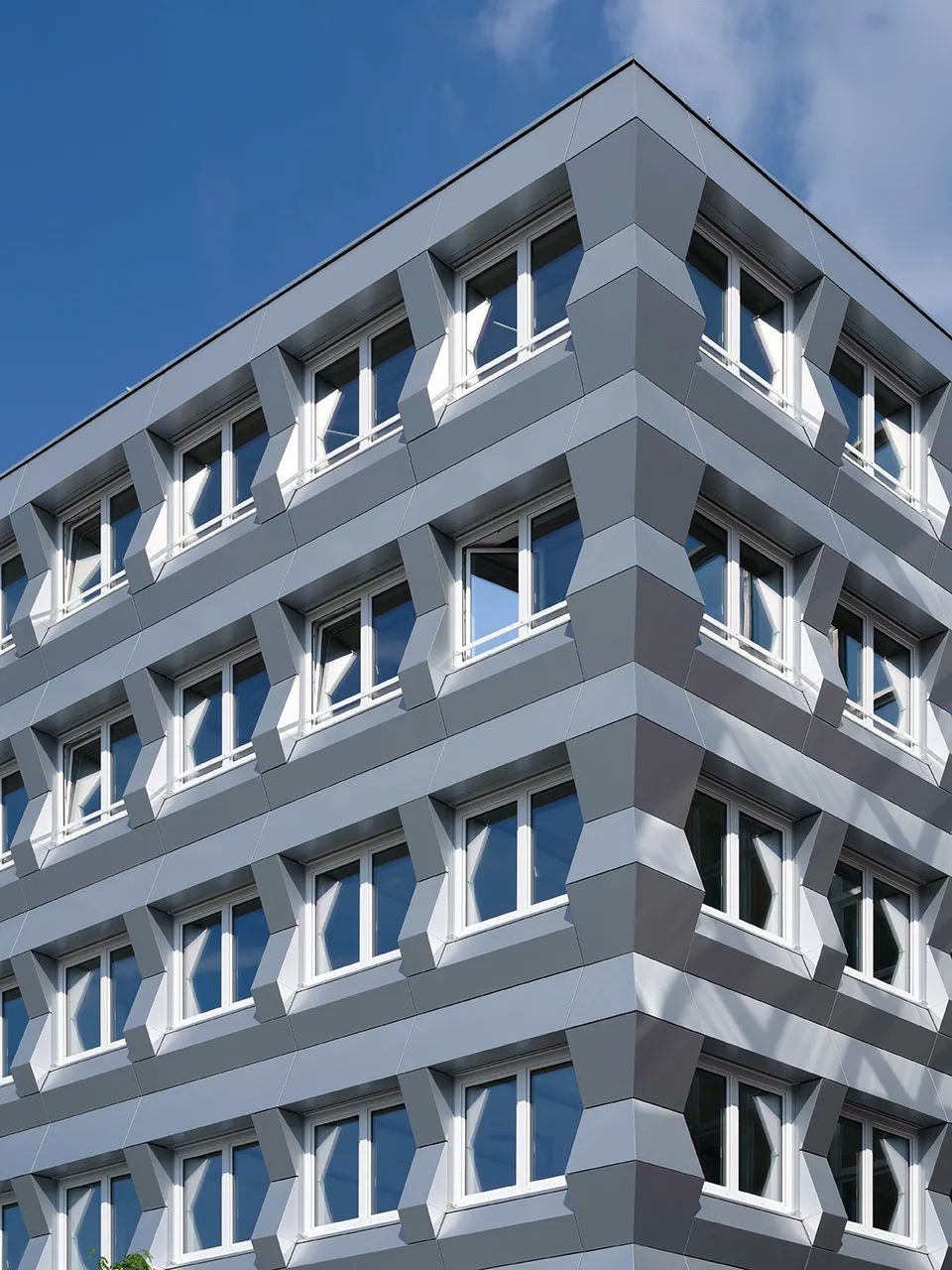 折疊的立面可以發揮遮陽作用©Ossip 德國ZigZag辦公大樓／MVRDV+morePlatz