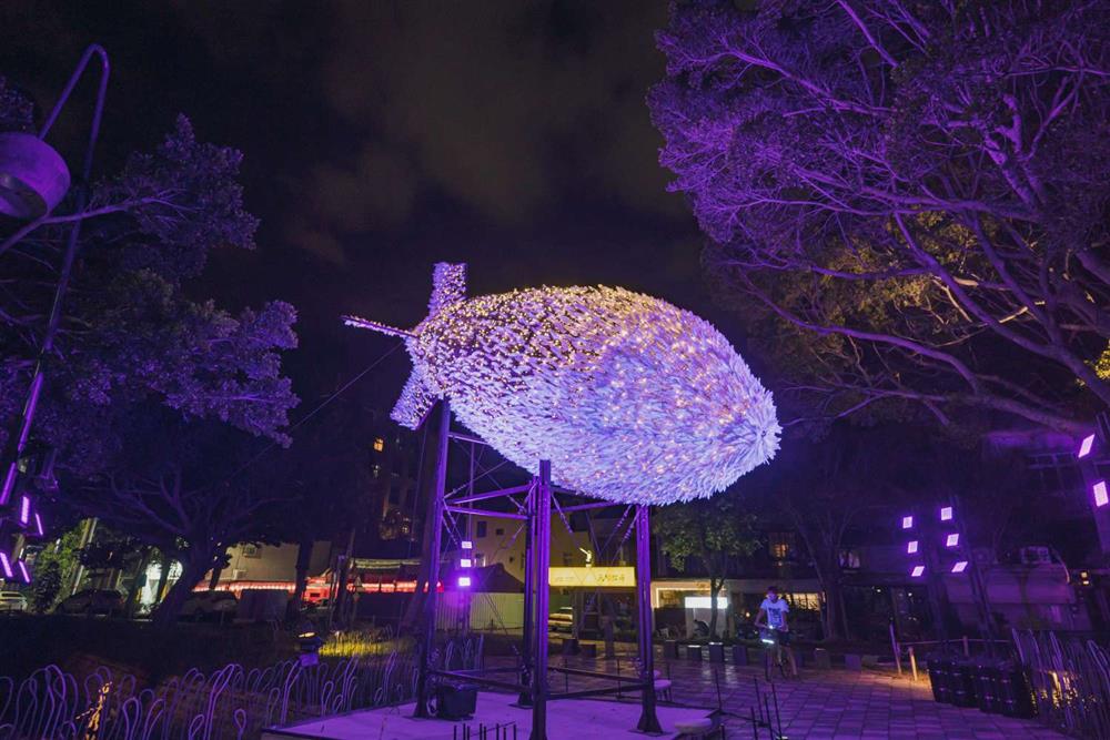 2021新竹光臨藝術節的隆恩圳燈區 台灣有用主張UxU Studio作品「Big Bang」