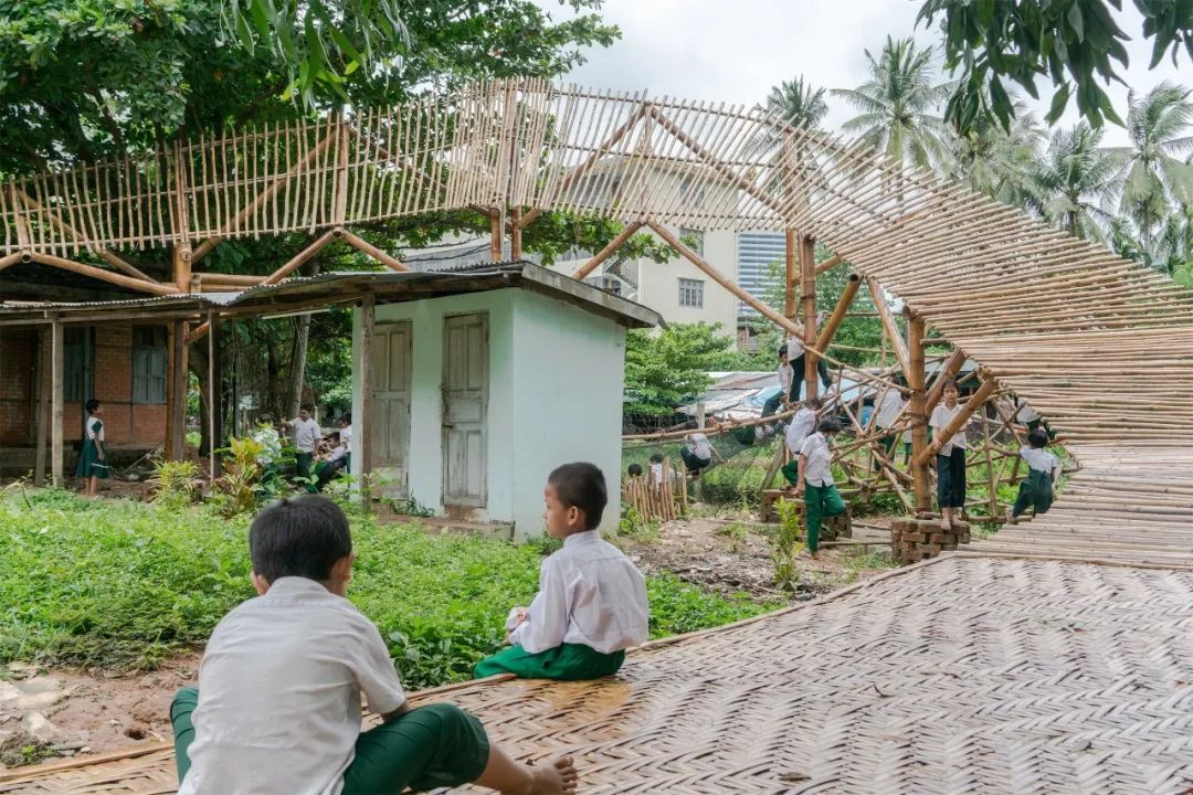 竹蓆地板 ©Matias Bercovich 緬甸仰光竹構造兒童遊樂場Bamboo Playground/Blue Temple