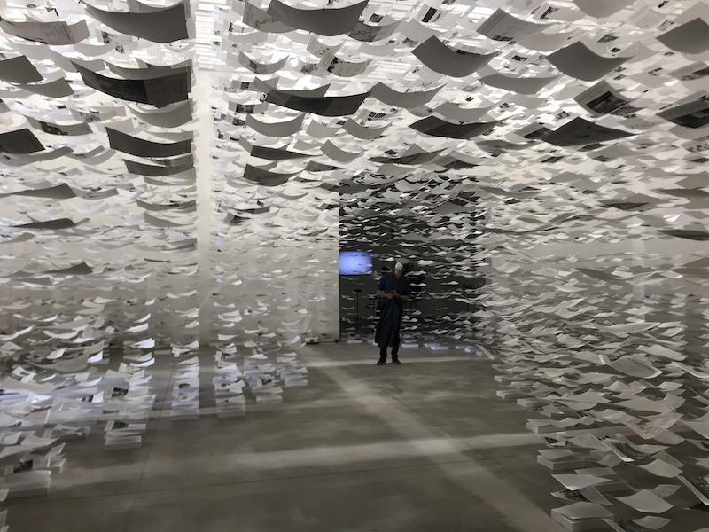 西班牙館以大型懸吊文件佔據展館空間，並展示34種解決未來社會不確定性的建築空間方案原型（Prototype）。（趙欣怡 攝影）