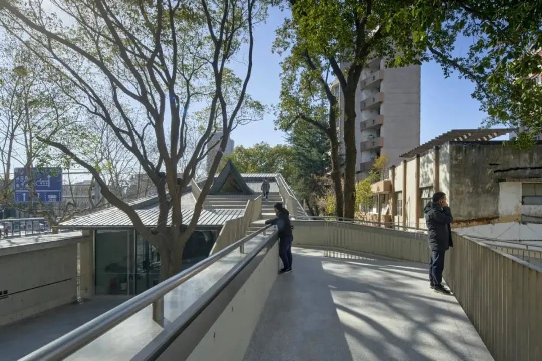 圍繞建築空間和庭院置入由樓梯和坡道構成的立體動線 嘉興老建委驛站／PLAY Architects + 宏正設計