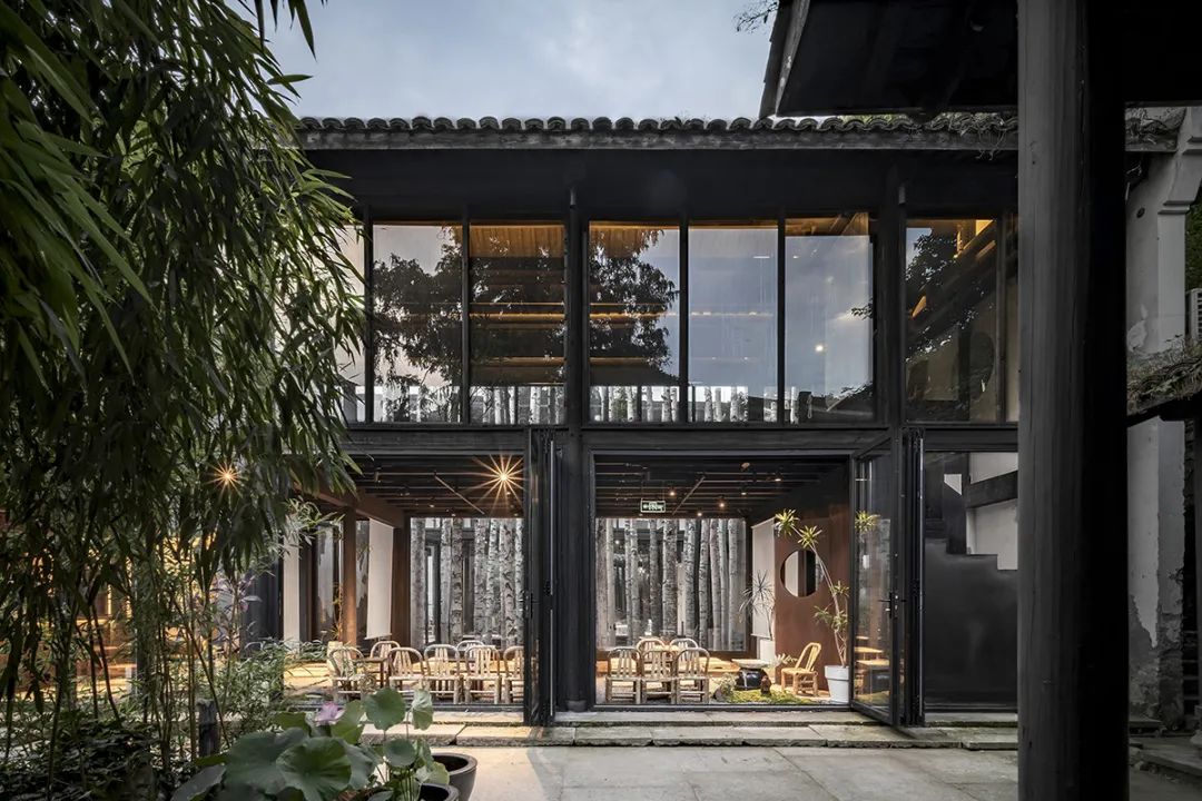 建築沿街西立面和主入口© UK Studio 鐵手咖啡製造總局杭州店