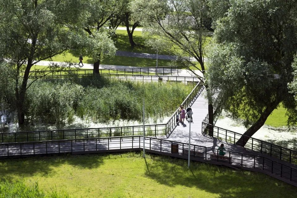 人們經由步道來到觀景平台親近自然 莫斯科河濱公園景觀設計 Moscow Moskva River landscape design／WOWHAUS