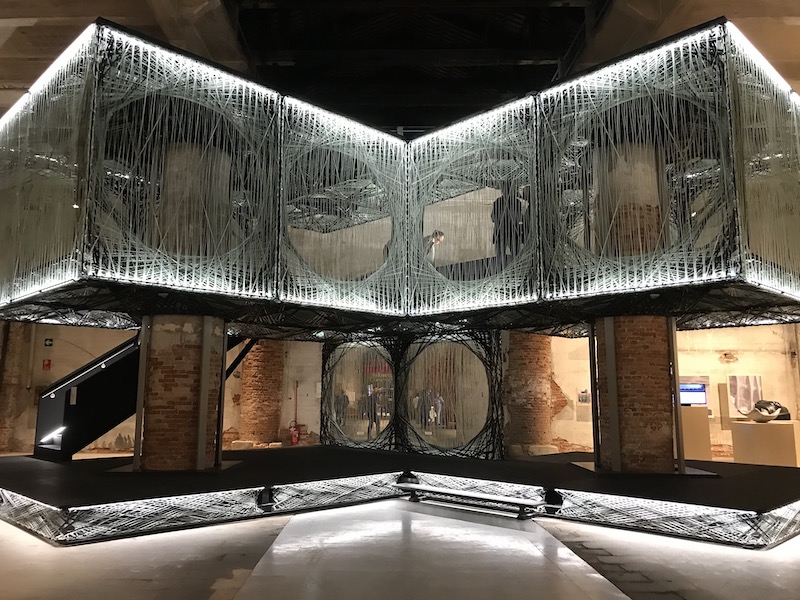 〈Achim Menges〉/ ICD University of Stuttgart and Jan Knippers / ITKE University of Stuttgart (Stuttgart, Germany)Achim Menges; Jan Knippers. 以創新的纖維素材Maison Fibre研發多樣結構強化承重，試圖解決建築帶來的環境生態汙染物質負擔。（趙欣怡 攝影）