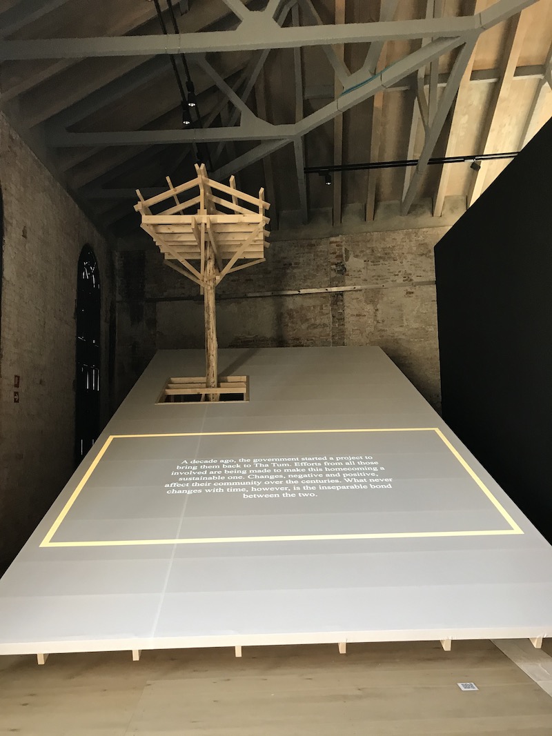 第17屆威尼斯建築雙年展，泰國館以大象與人類共存居所作為建築結構與展覽議題。（趙欣怡 攝影）