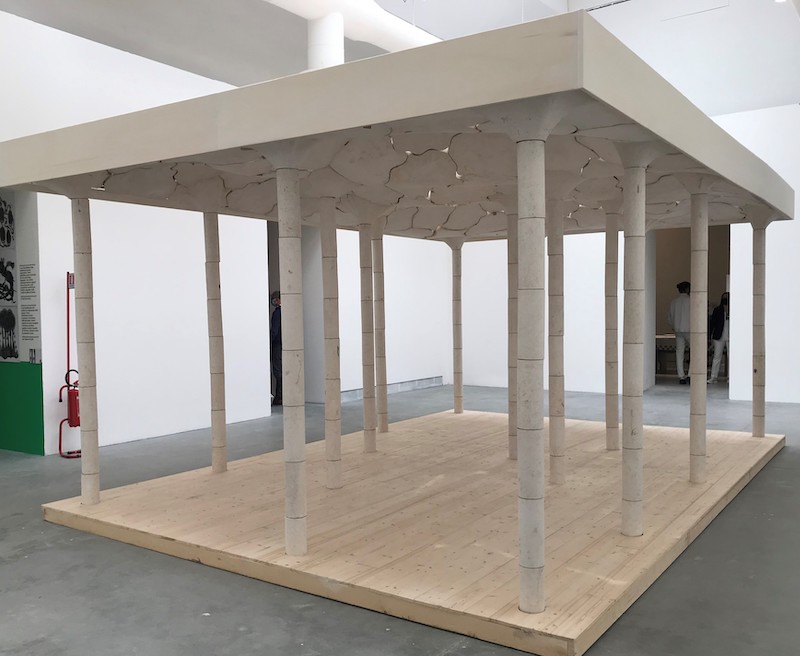  〈All-purpose〉AAU ANASTAS (Bethlehem, Palestine) Elias Anastas; Yousef Anastas. 作品以完全不需額外固定材料的巴勒斯坦當代石造建築，探討在近東地區模糊地理政治疆界的黎凡特（Levant），思考人類多元種族共同生存空間型態可能性。（趙欣怡 攝影）