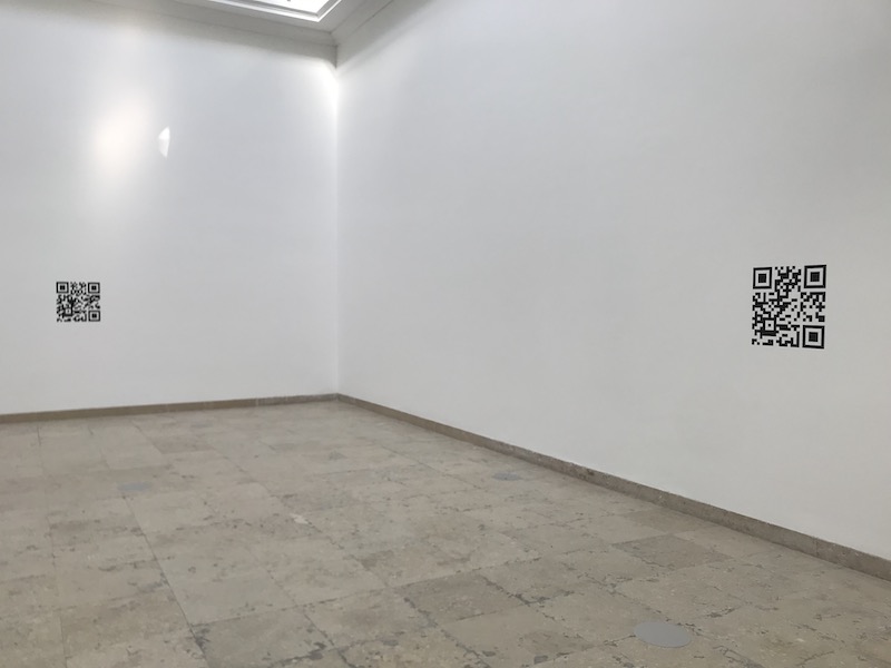德國館僅以數張相同的二維碼輸出張貼於空蕩的展館中。（趙欣怡 攝影）