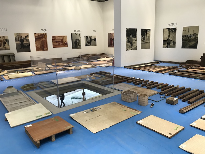 日本館以解構木屋建築元素，探討人類行為共同產出的空間軌跡。（趙欣怡 攝影）