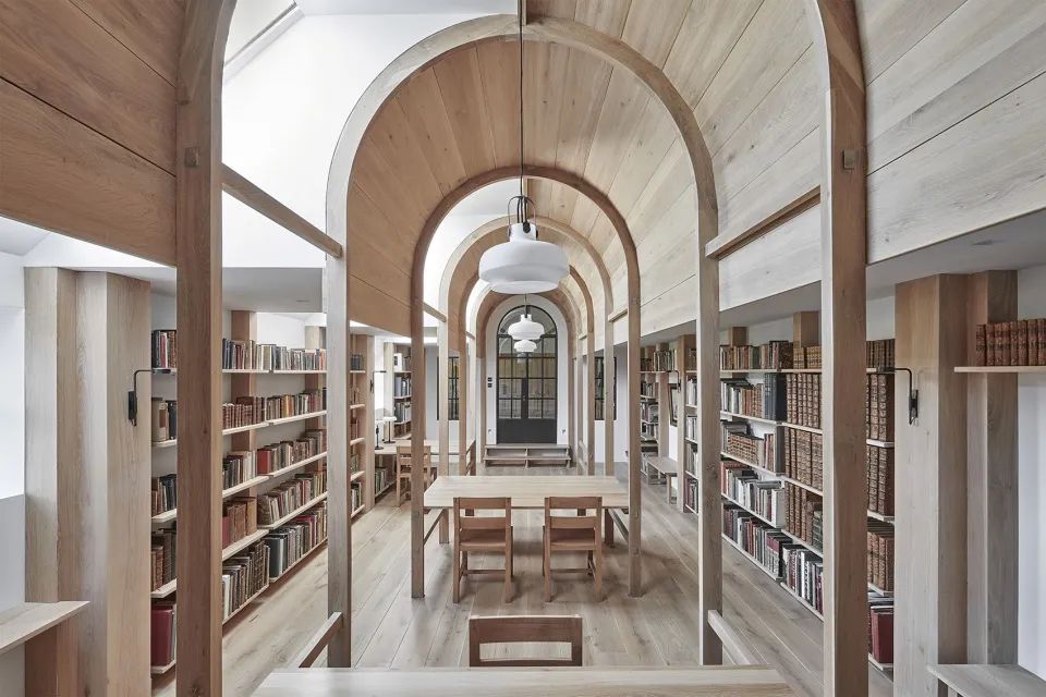 圖書館呈現出中央拱頂以及對稱式走廊的古典形式 舊建築改造,Stanbridge Mill農場圖書館/Crawshaw Architects
