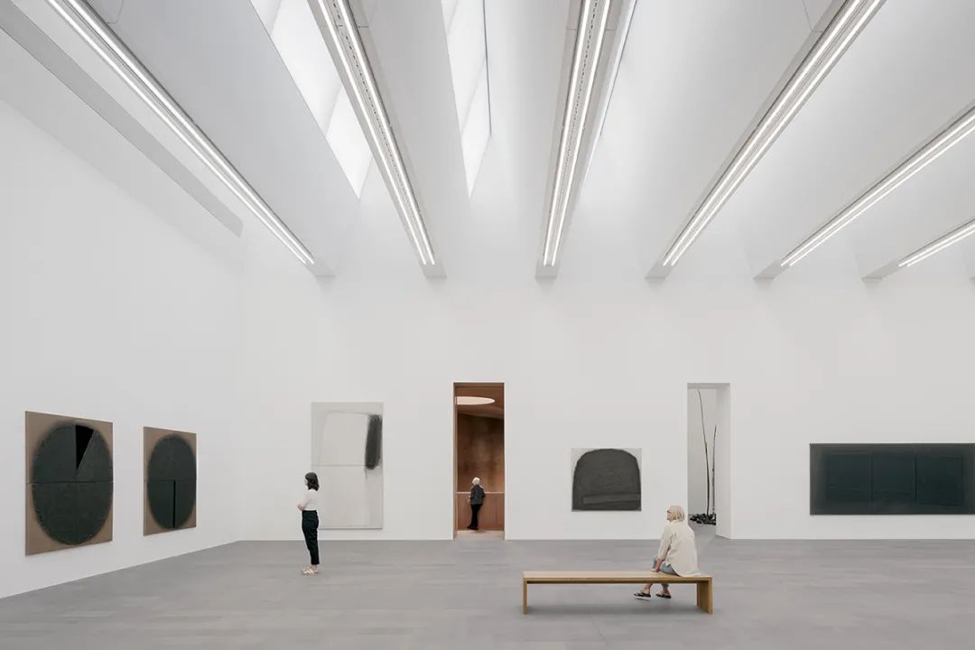 頂層展廳,設有天窗和裸露的頂棚結構©Simon Menges 德國Küppersmühle博物館增建/Herzog & de Meuron