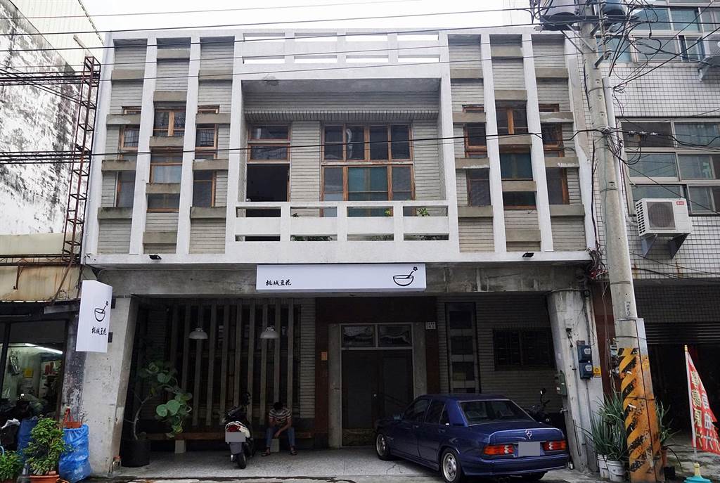 原「德山醫院」現在由桃城豆花承租,經老屋卸妝計畫後重現風華。(嘉市政府提供/張亦惠嘉市傳真)