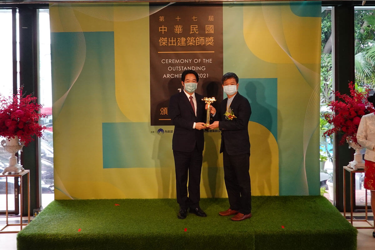 戴育澤建築師接受賴清德副總統頒發第17屆中華民國傑出建築師獎座