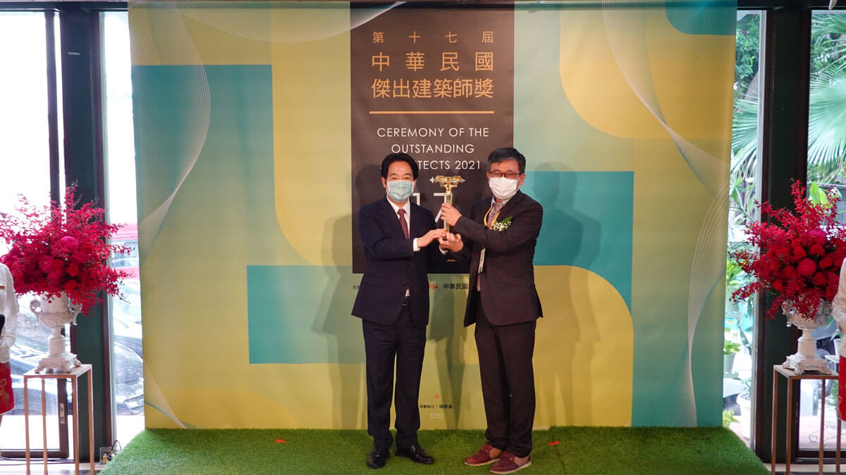 王銘顯建築師接受賴清德副總統頒發第17屆中華民國傑出建築師獎座