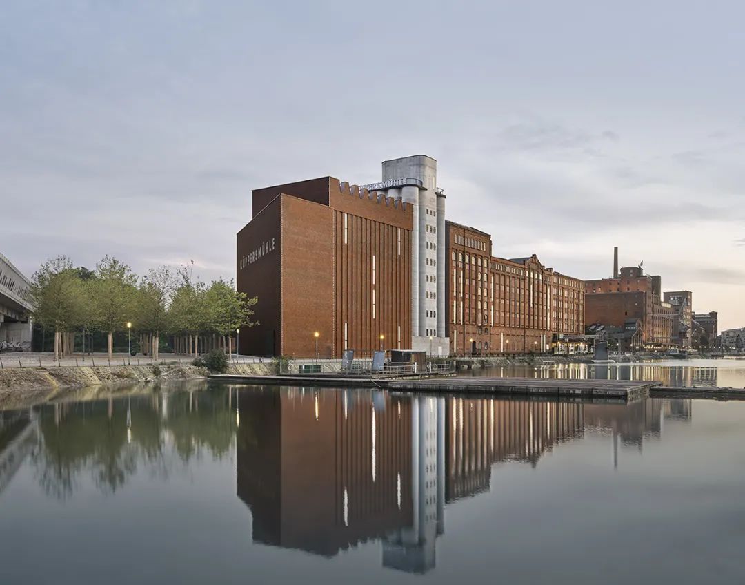 Küppersmühle博物館外觀©Simon Menges 德國Küppersmühle博物館增建／Herzog & de Meuron