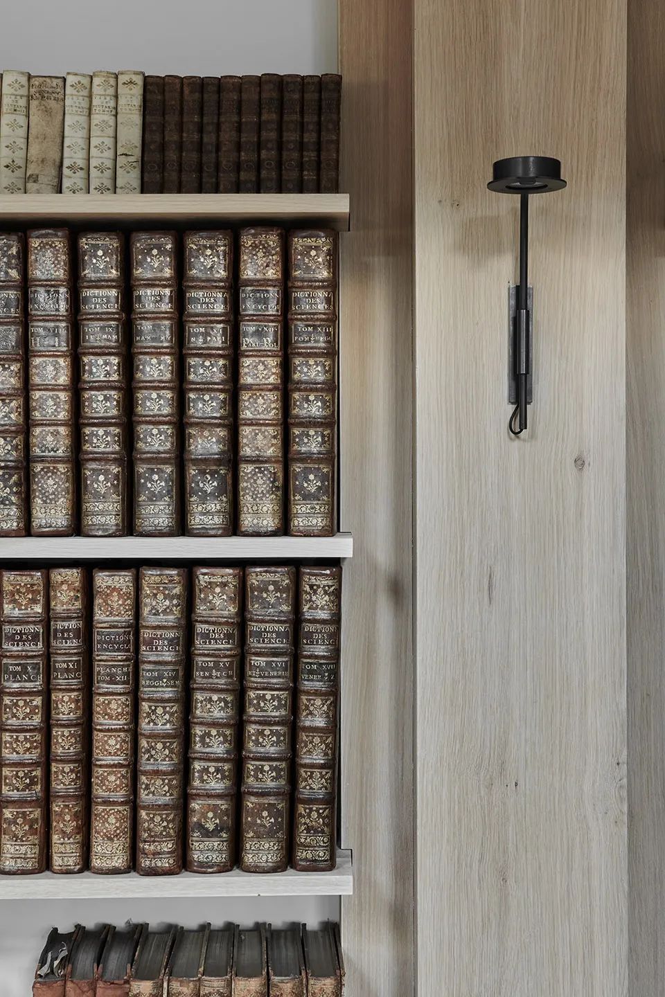 牆面以及書架細部 舊建築改造,Stanbridge Mill農場圖書館/Crawshaw Architects