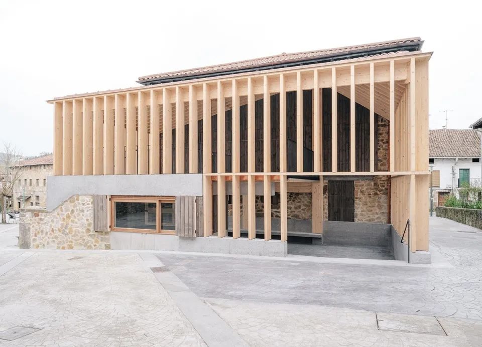 這件木構造建築座落在Herriko廣場,是Larrabetzu城市中重要的核心區域 西班牙Larrabetzu市政廳,木造公共空間Aterpe/behark