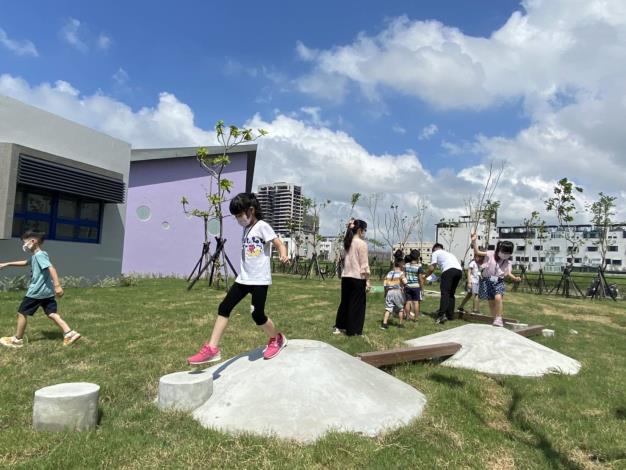 九份子國中小新設校由劉木賢建築師事務所承掌設計及監造、偉基營造有限公司承包工程,總工程經費新臺幣5.9億元