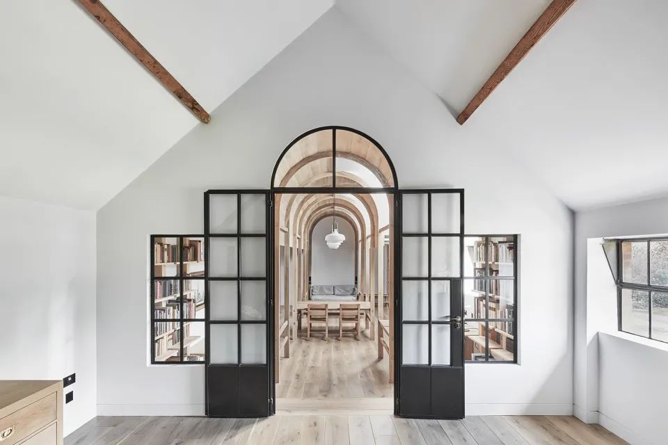 由辦公室望向圖書館 舊建築改造,Stanbridge Mill農場圖書館/Crawshaw Architects