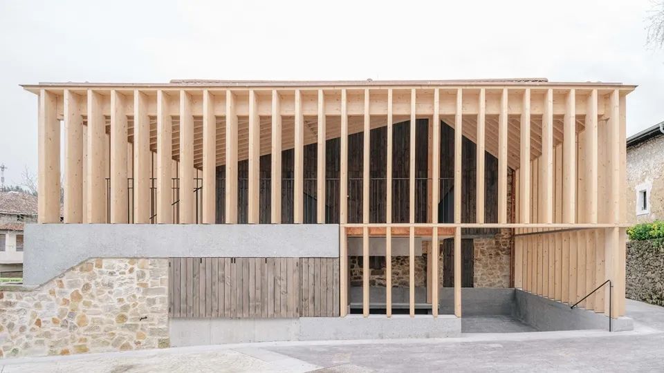 朝向廣場的主立面©Mikel Ibarluzea 西班牙Larrabetzu市政廳，木造公共空間Aterpe／behark