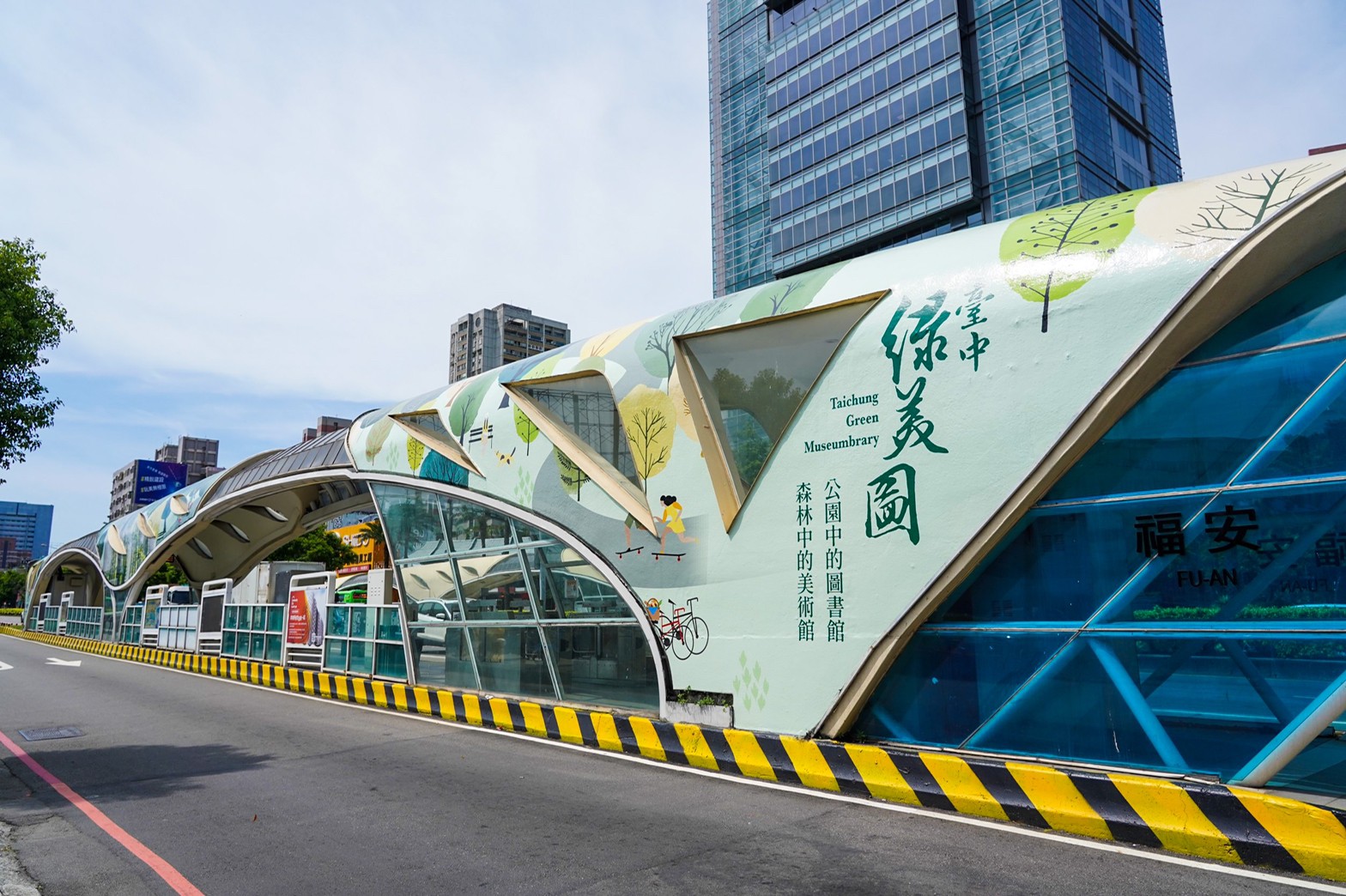 城市美學 綠美圖意象彩繪現身專用公車站 秋紅谷北側及福安南側等兩座台灣大道公車專用道的公車站體完成台中「綠美圖」意象彩繪