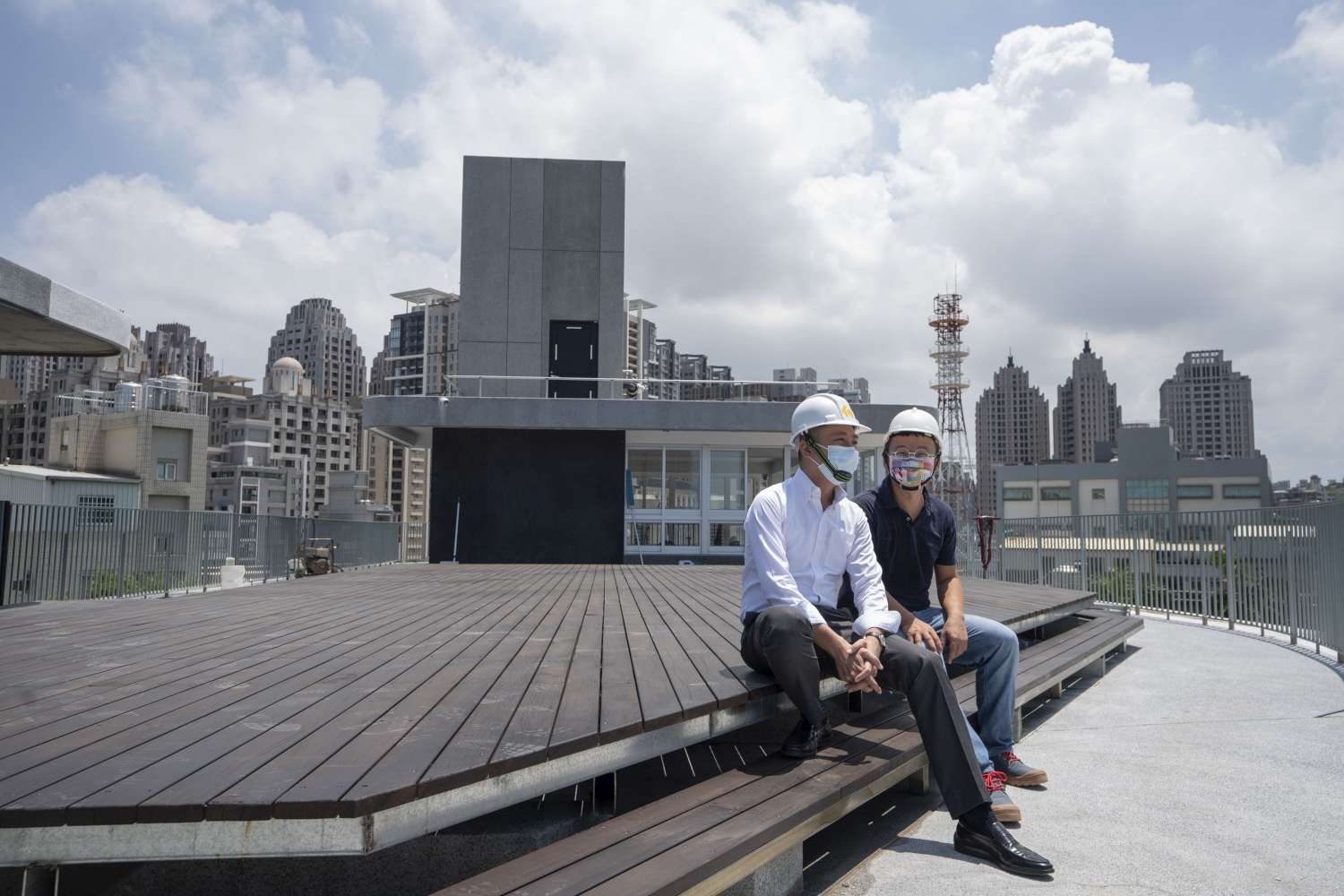 林智堅市長與黃聲遠建築師在龍山國小群英樓屋頂